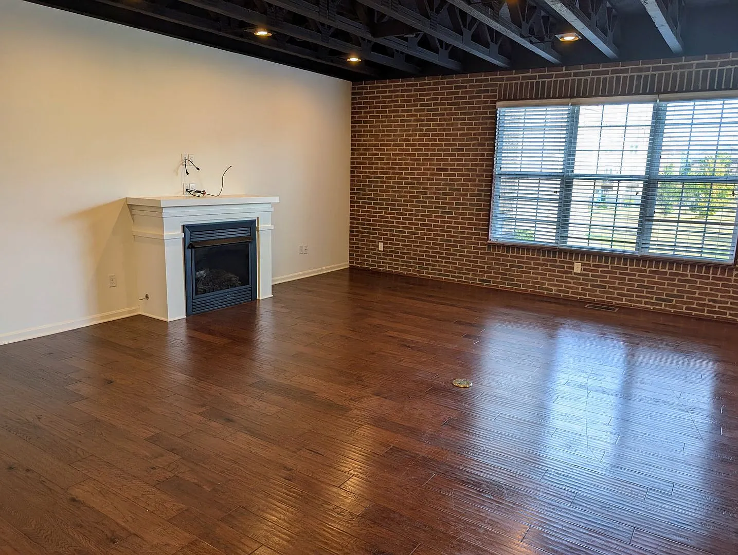 Available Now! Luxurious And Modern 3-4 Bedroom / 3.5 Bath Townhome In The Twin Lakes Community! — Photo 3