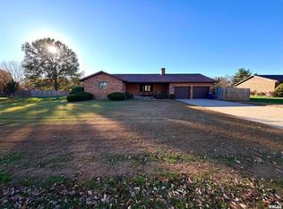 206 Daras Dr, Carmi, IL 62821