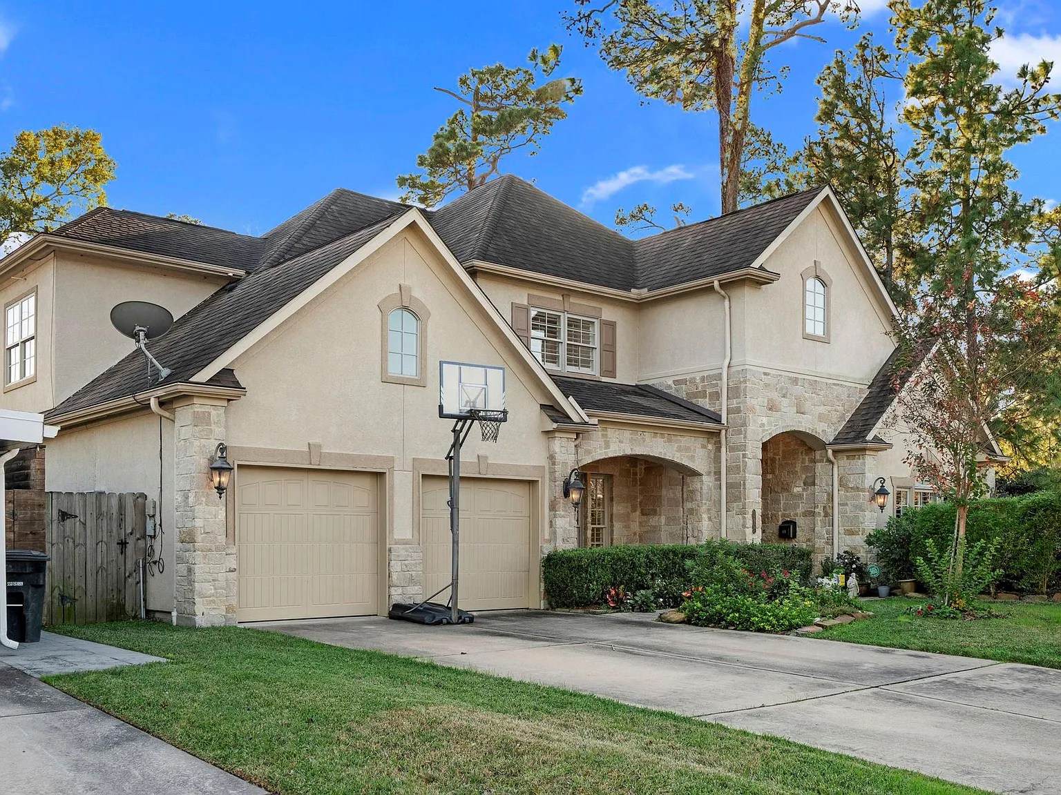 4 bed, 5.0 bath, 4619 sqft, $8,200 — Photo 3