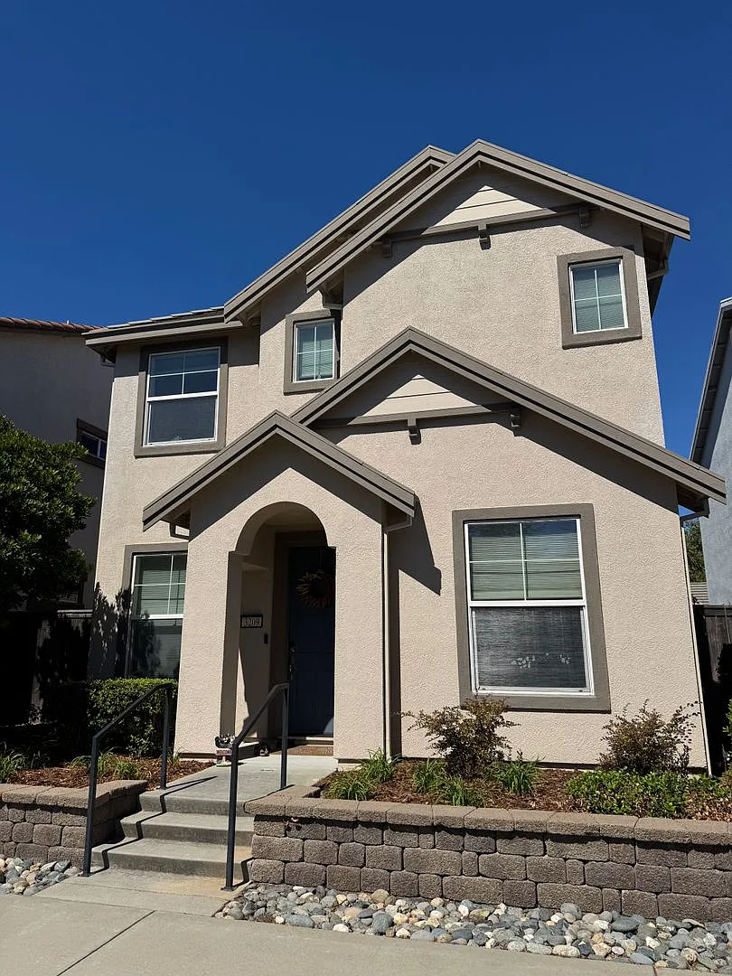 Nice 2 Story West Roseville Home! — Photo 1