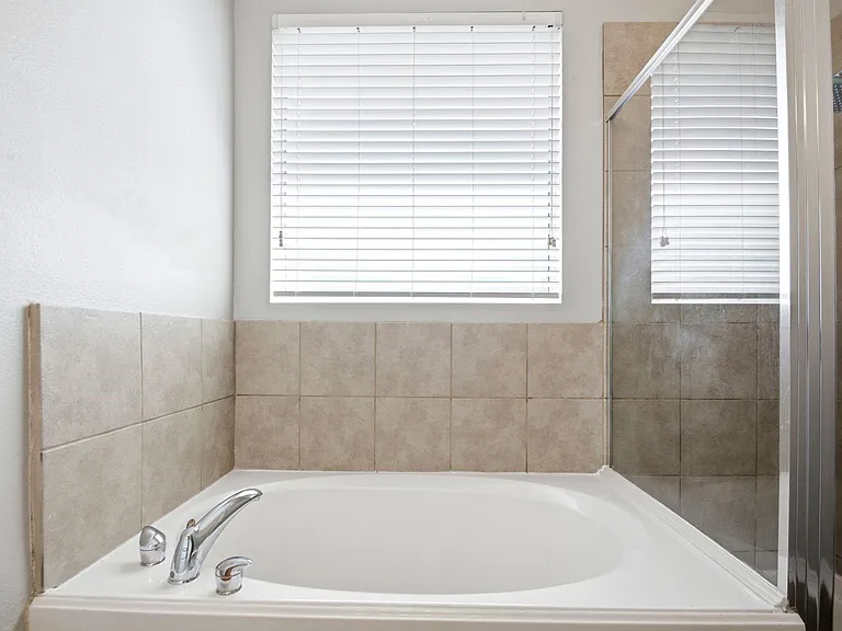 930 Sterling Creek Cir — Photo 35