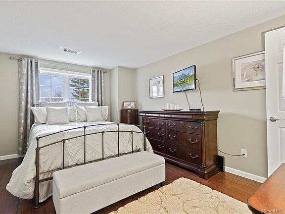 4th image of 7 W Meadow Ln #6