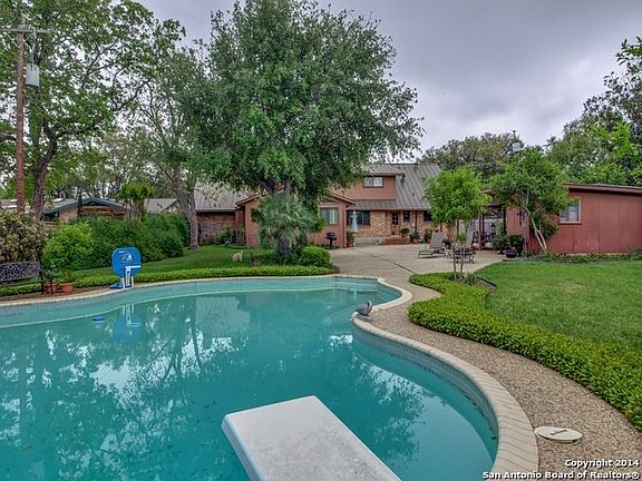 4th image of 215 Oak Glen