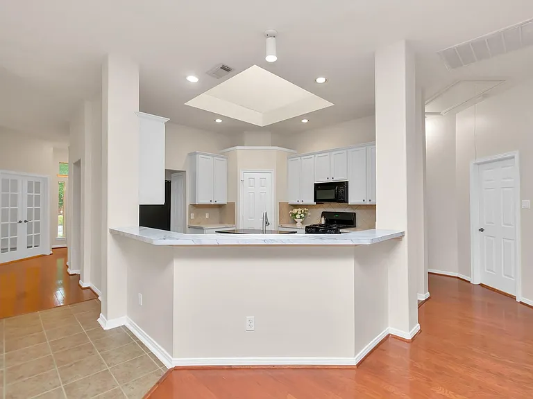 16510 Bluff Springs Dr — Photo 20