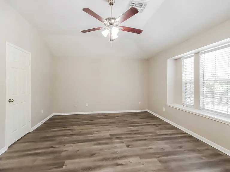 18450 Hollow Oaks Cir — Photo 13