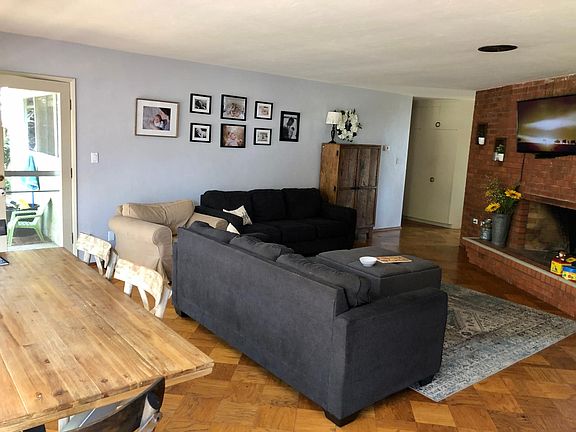 4th image of 820 Country Club Ln