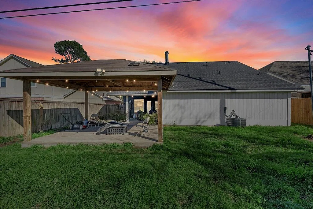 3 bed, 1387 sqft, $2,000 — Photo 2