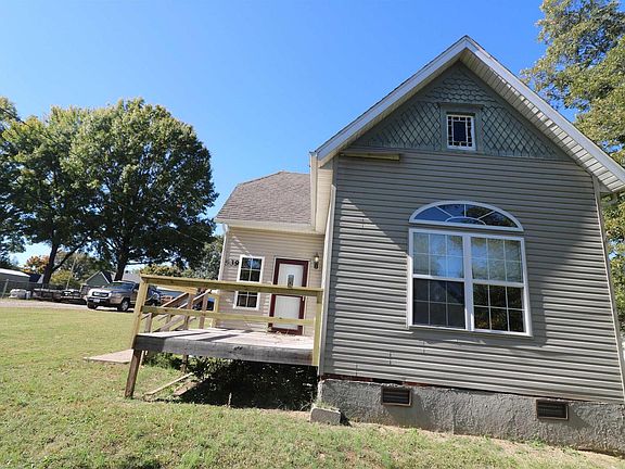 2nd image of 539 N Division St