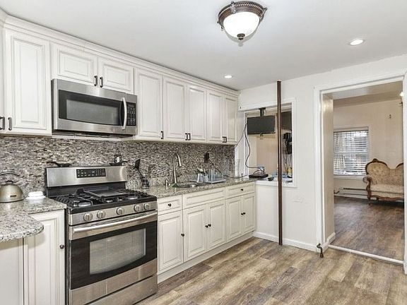 3rd image of 195 Cornelia St #1