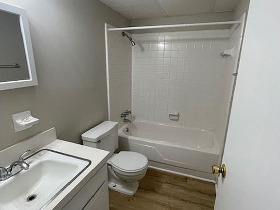 4th image of 3820K W Country Club Rd