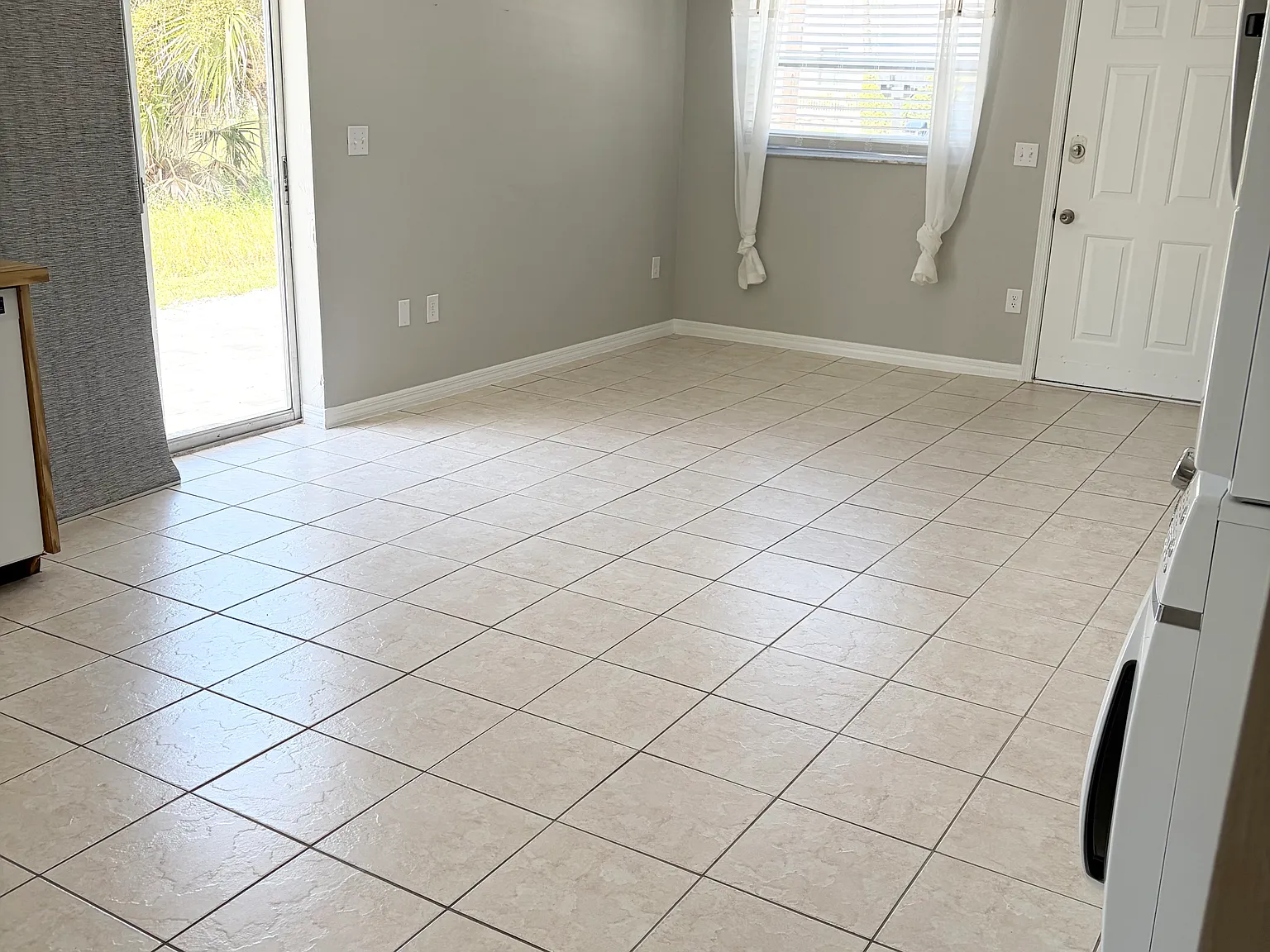2 bed, 1000 sqft, $2,300 — Photo 3