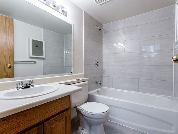 5th image of 8200 Colonial Dr #202