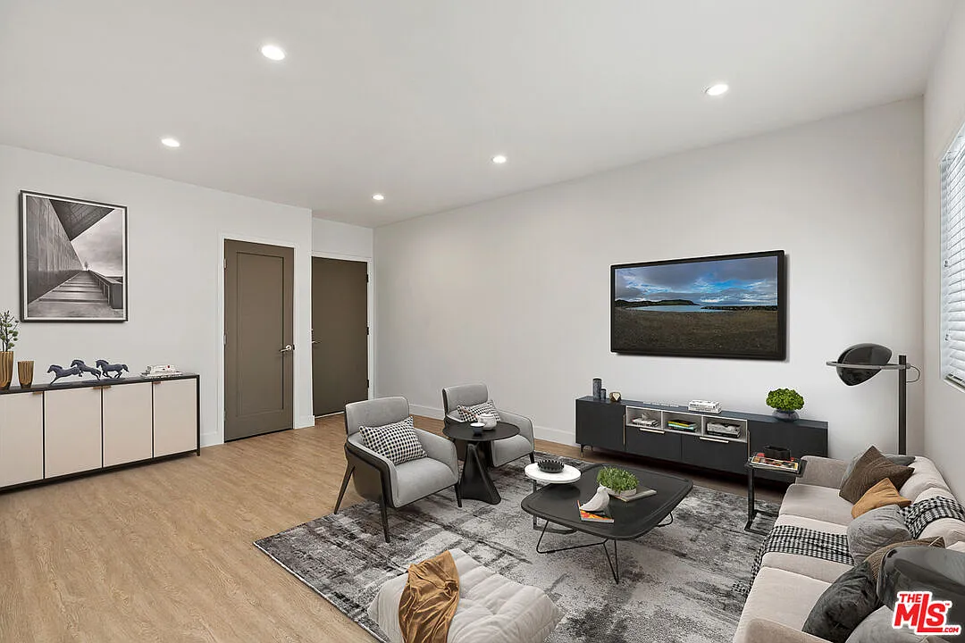 1 bed, 1.0 bath, 850 sqft, $2,795 — Photo 2
