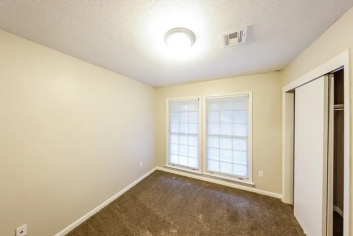 323 N Burbank Dr — Photo 9