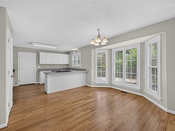 4th image of 202 Ashford Ct