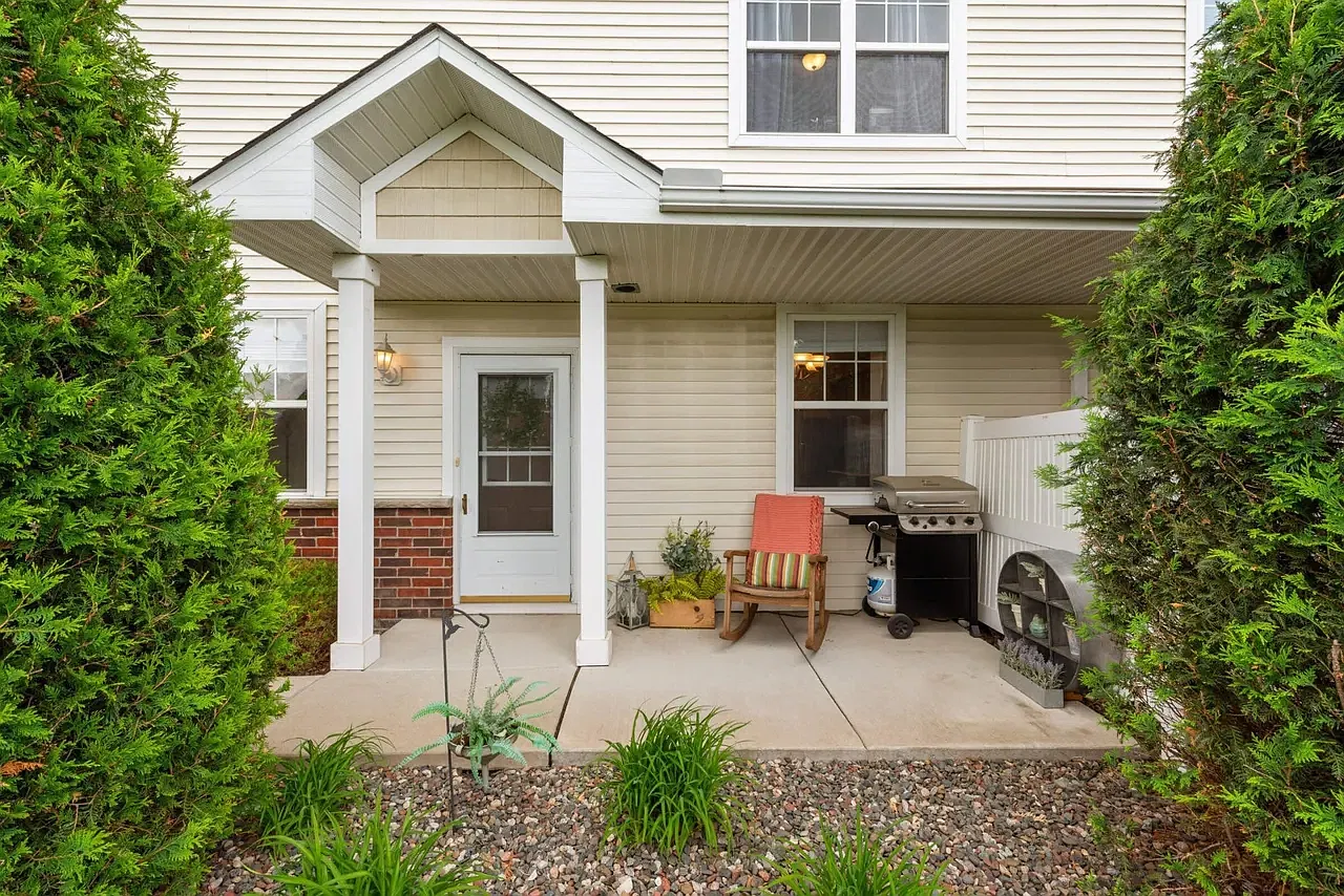 3 bed, 2.5 bath, 1638 sqft, $2,550 — Photo 2