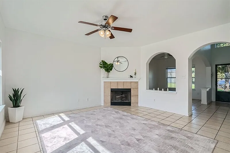 4 bed, 2.5 bath, 2051 sqft, $4,000 — Photo 4