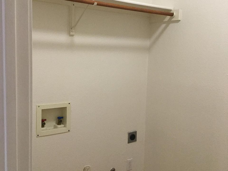 LARGE LAUNDRY ROOM