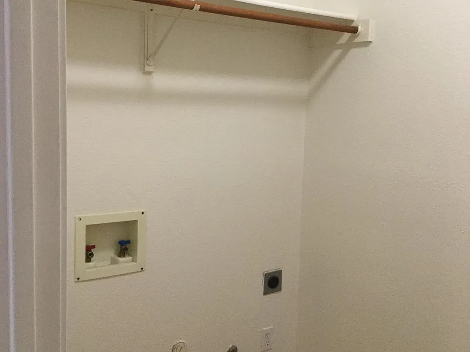 LARGE LAUNDRY ROOM