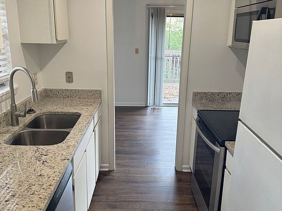 3rd image of 407 Westwood Dr