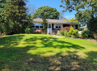 4 Pine Ct, Hampton Bays, NY 11946