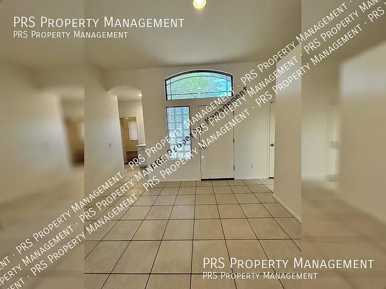 8003 W Clara Ln — Photo 5