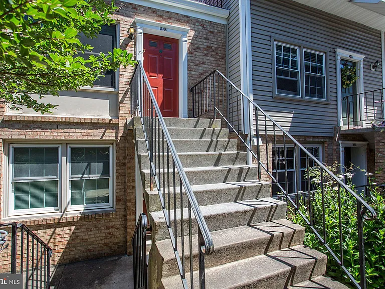 144 N Bedford St #B — Photo 32