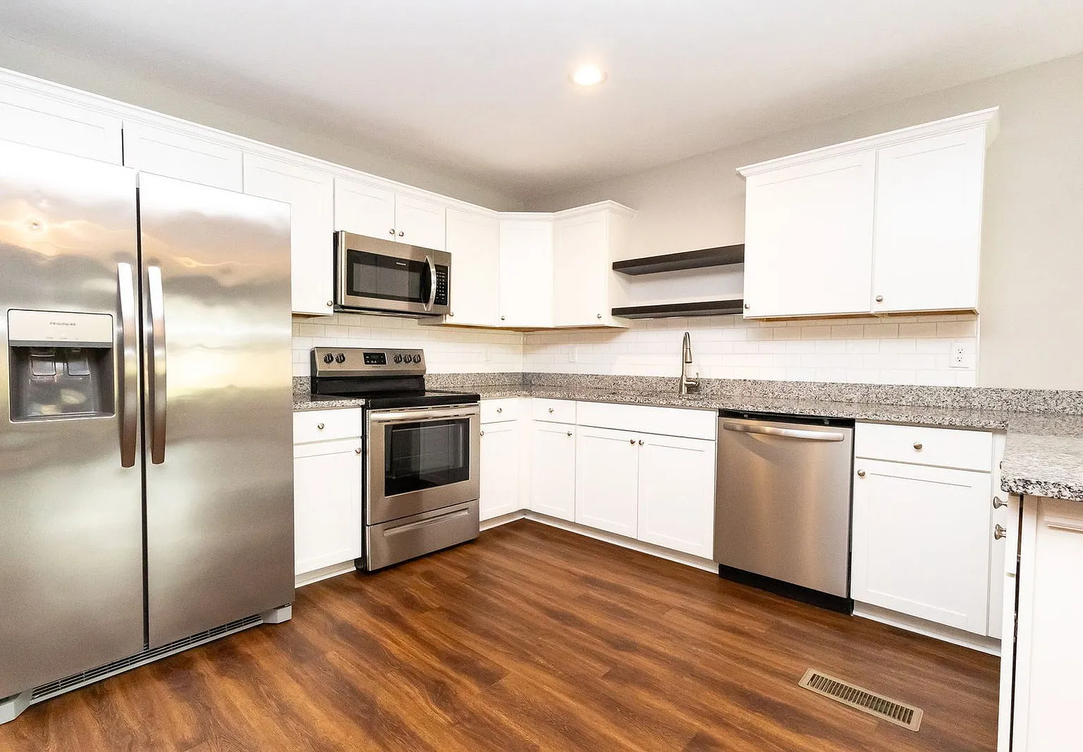 3 bed, 2.5 bath, 1600 sqft, $2,025 — Photo 3