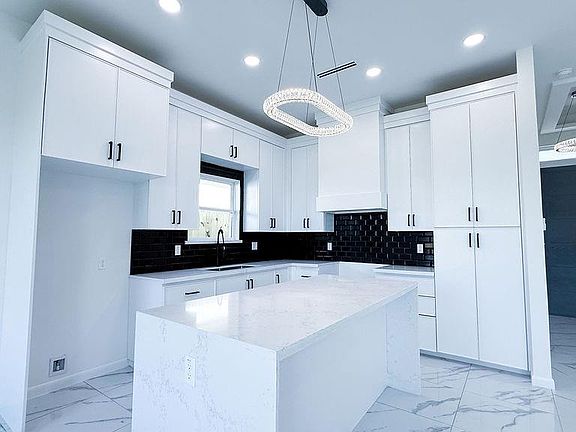 3rd image of 2319 E Tamarindo Dr