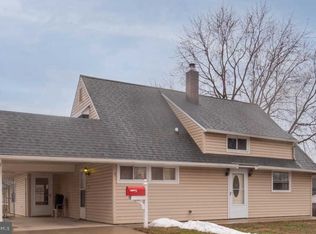 61 Horseshoe Ln, Levittown, PA