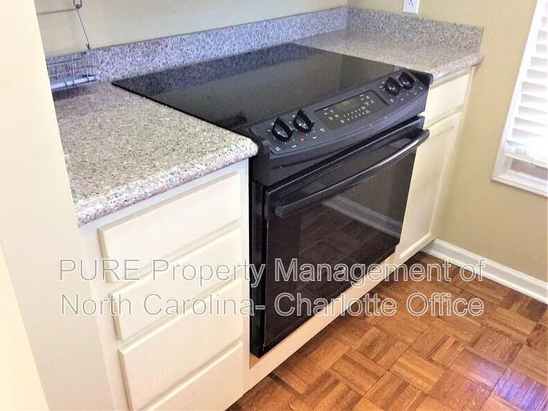 1109 E Morehead St #21 — Photo 12