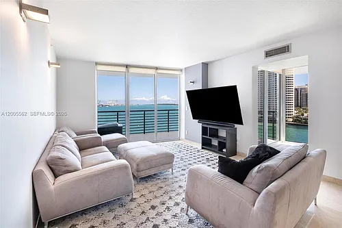 325 Biscayne Blvd #823 Photo 1