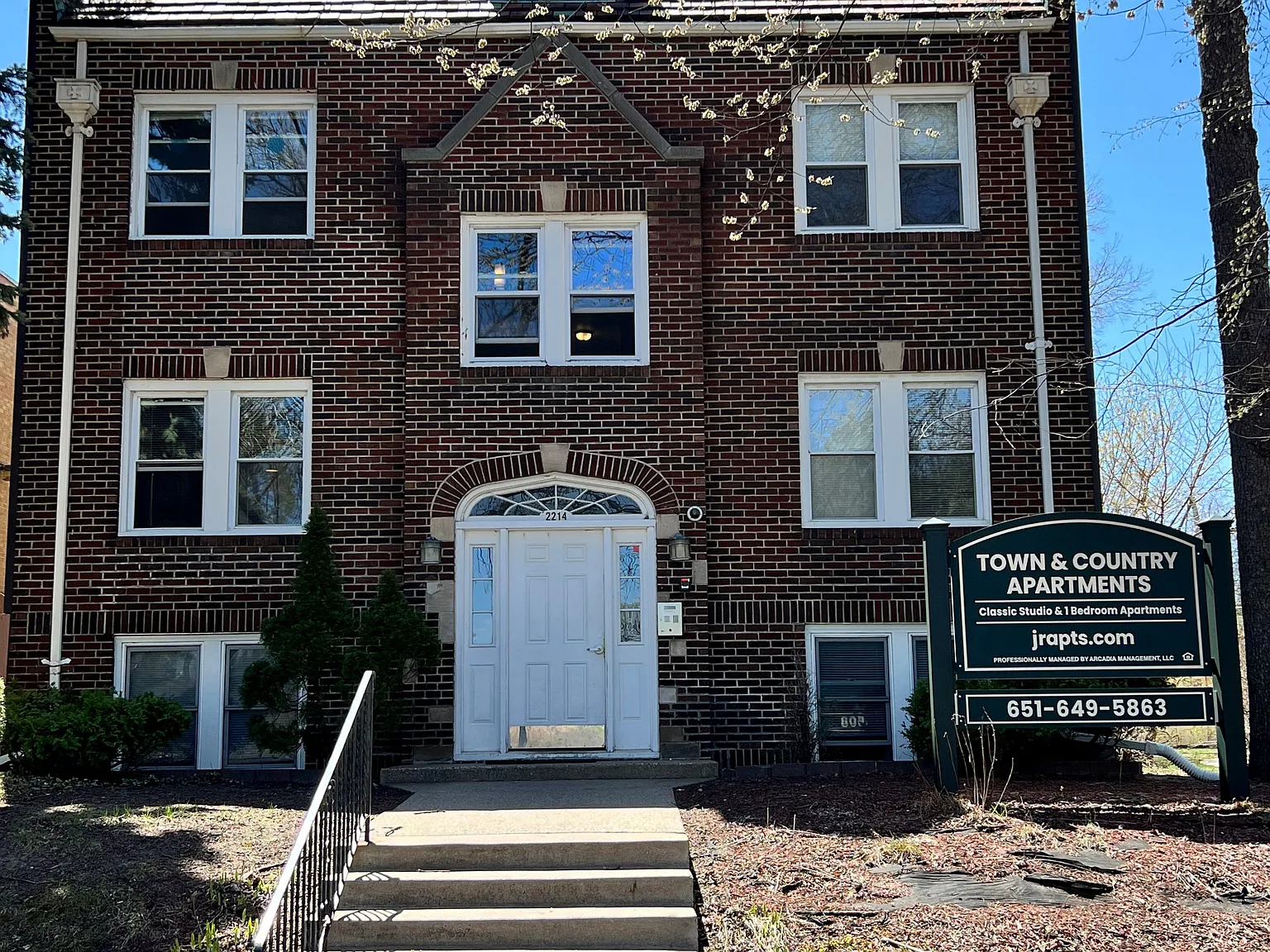 Town & Country Apts — Photo 1