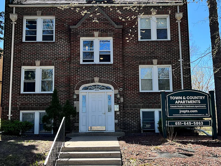 Town & Country Apts — Photo 1