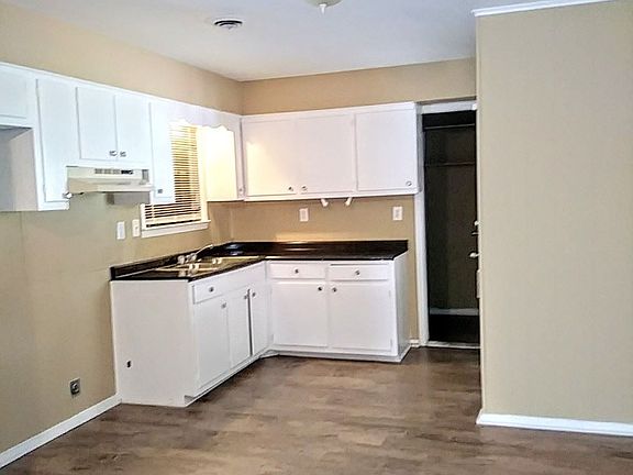3rd image of 1063 Parkrose Ave