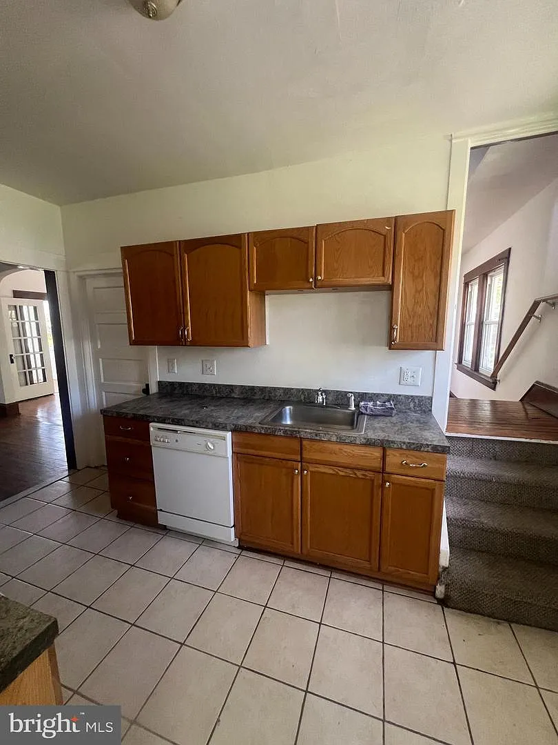 3 bed, 1.5 bath, 1381 sqft, $2,300 — Photo 4