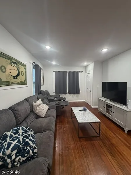 3 bed, 2.0 bath, 1000 sqft, $2,990 — Photo 2
