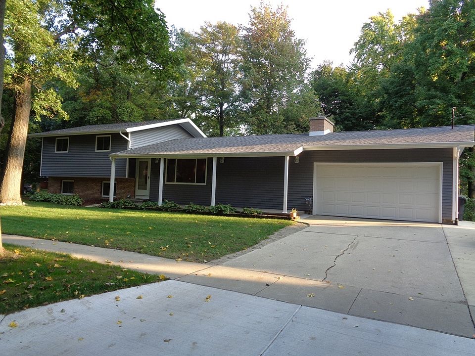 Like brand new! This 3/4 bedroom home has new furnace, centr