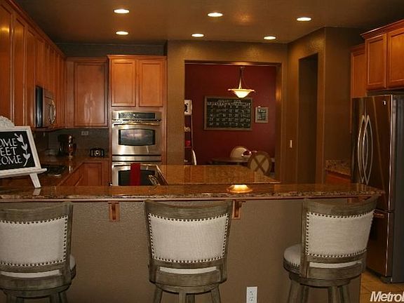 3rd image of 1066 Thornhill Ln