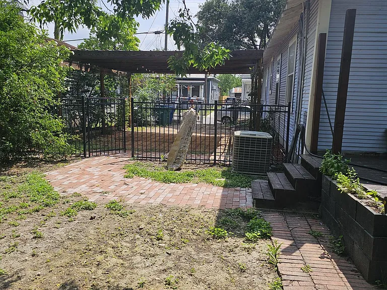305 Keller St — Photo 16