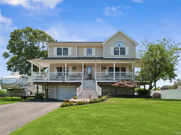 8 Sinnickson Road, Center Moriches, NY 11934