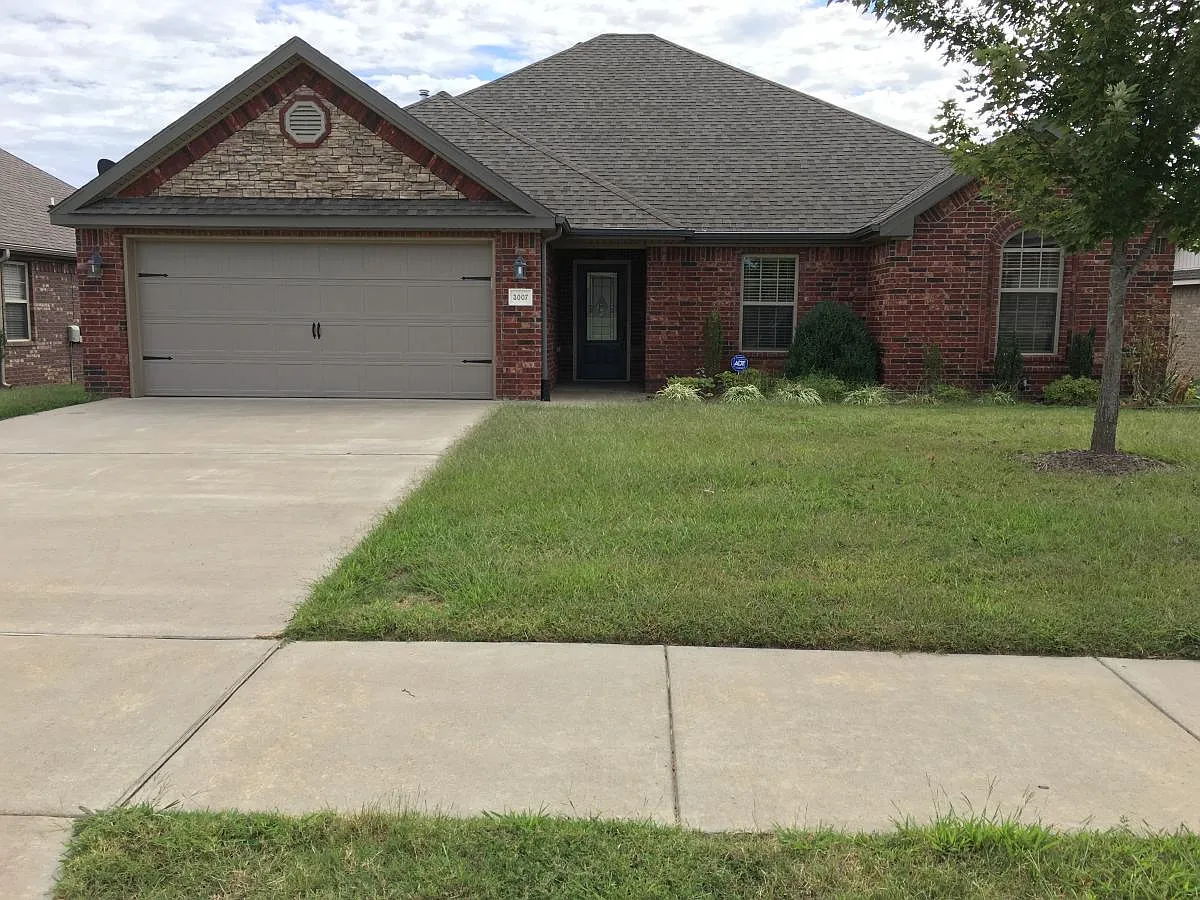 3007 SW Waterleaf Ave — Photo 1