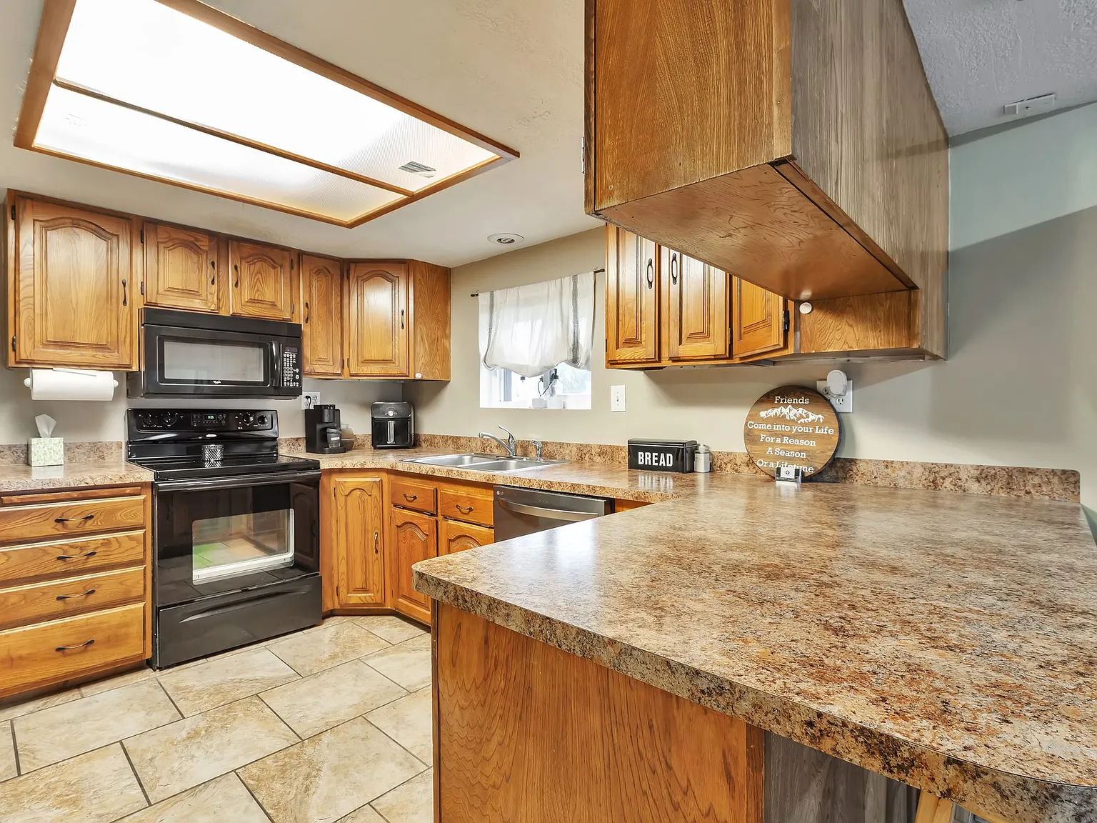 4 bed, 1866 sqft, $2,350 — Photo 4
