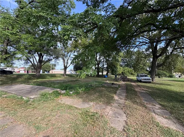 201 E 7th Ave, Garnett, KS 66032