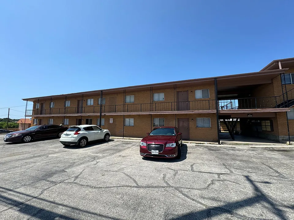 805 W Hallmark Ave