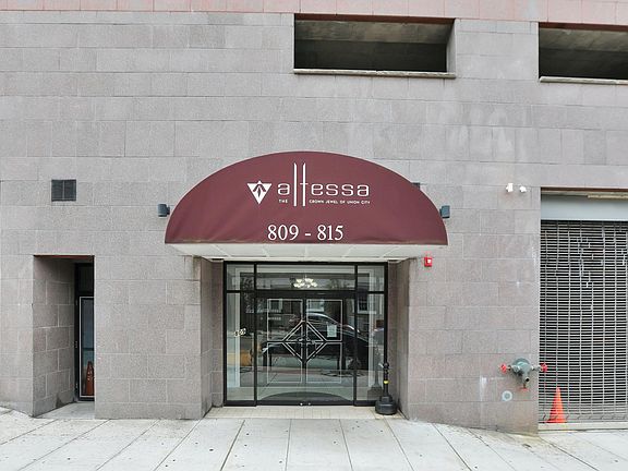 2nd image of 809 22nd St APT 1206
