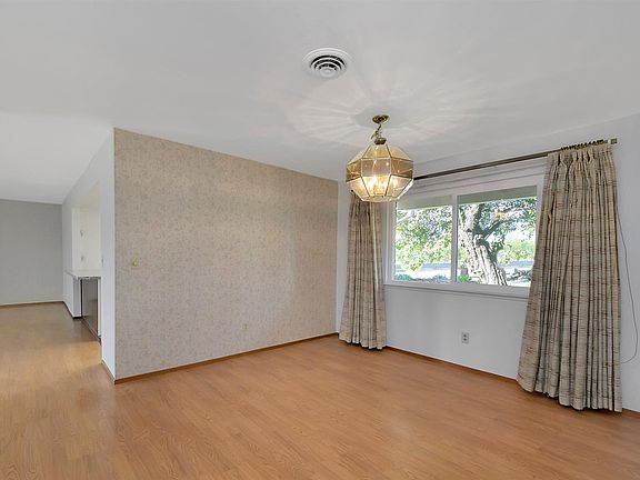 4th image of 832 S George Washington Blvd