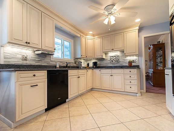 2nd image of 1142 Greenfield Dr