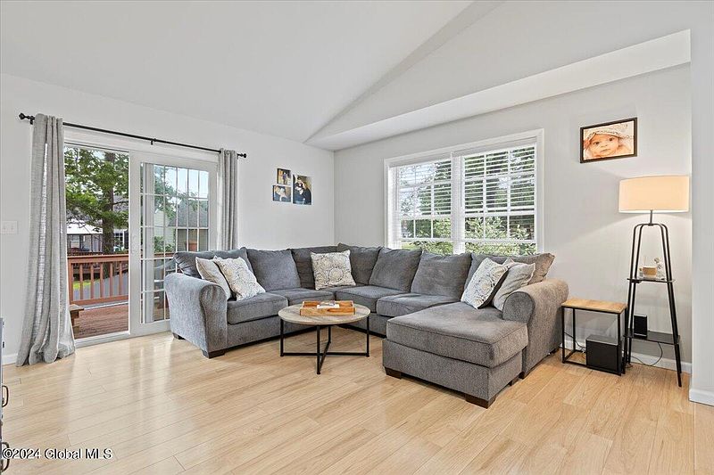 4th image of 28 Gansevoort Road
