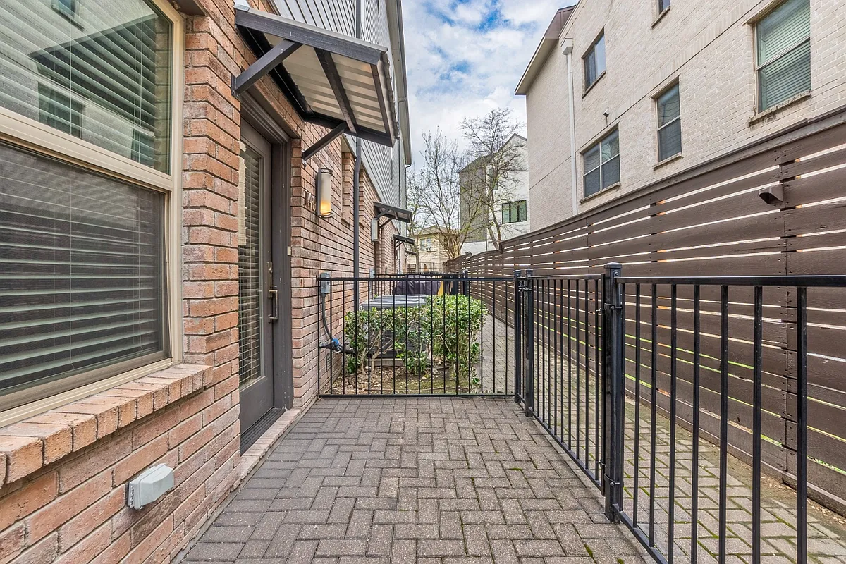Building Photo - 6051 Ross Ave #150